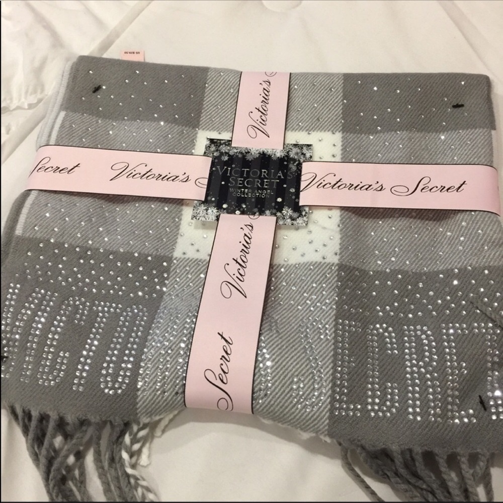 Victoria’s Secret Woven Buffalo Check Scarf